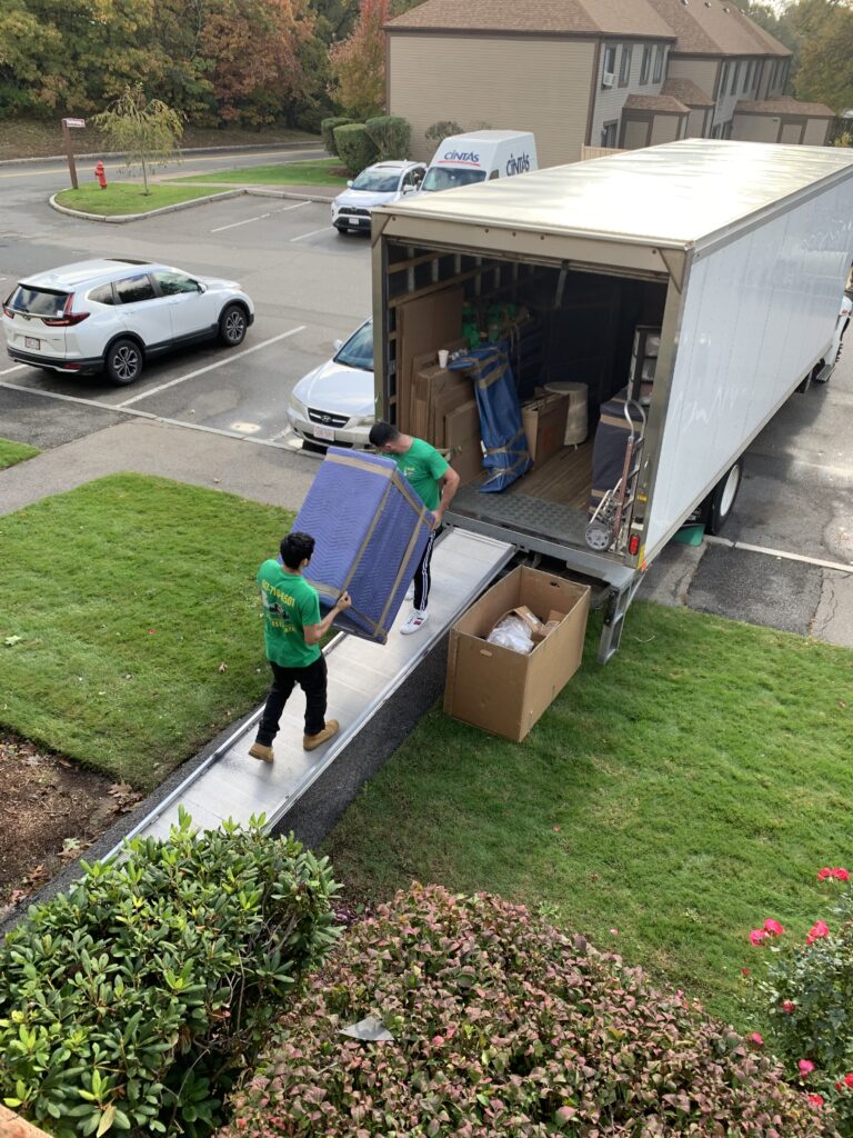 Cargando un camion - Mudanzas Santo Domingo